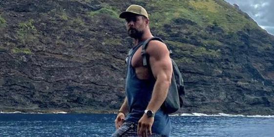 Chris Hemsworth shows off his Hulk Hogan biceps in a new holiday photo