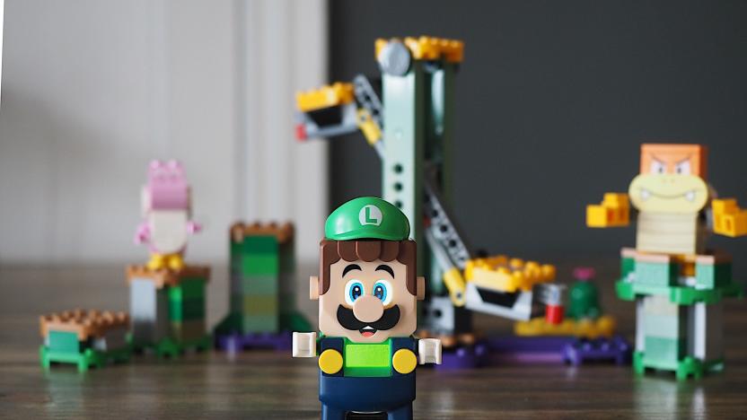 Image of the Lego Luigi in front of components from the Lego Luigi Starter Set.