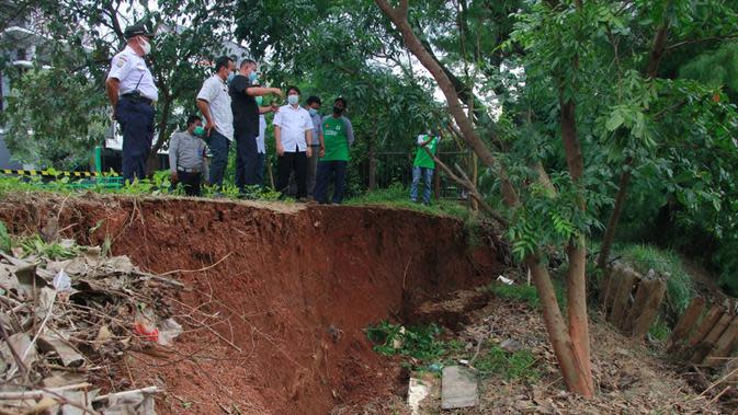 Longsor Dinding Pembatas  Sungai di Perumahan Elit Bekasi 