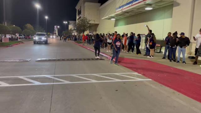 Astros fans celebrate championship in long lines for merch