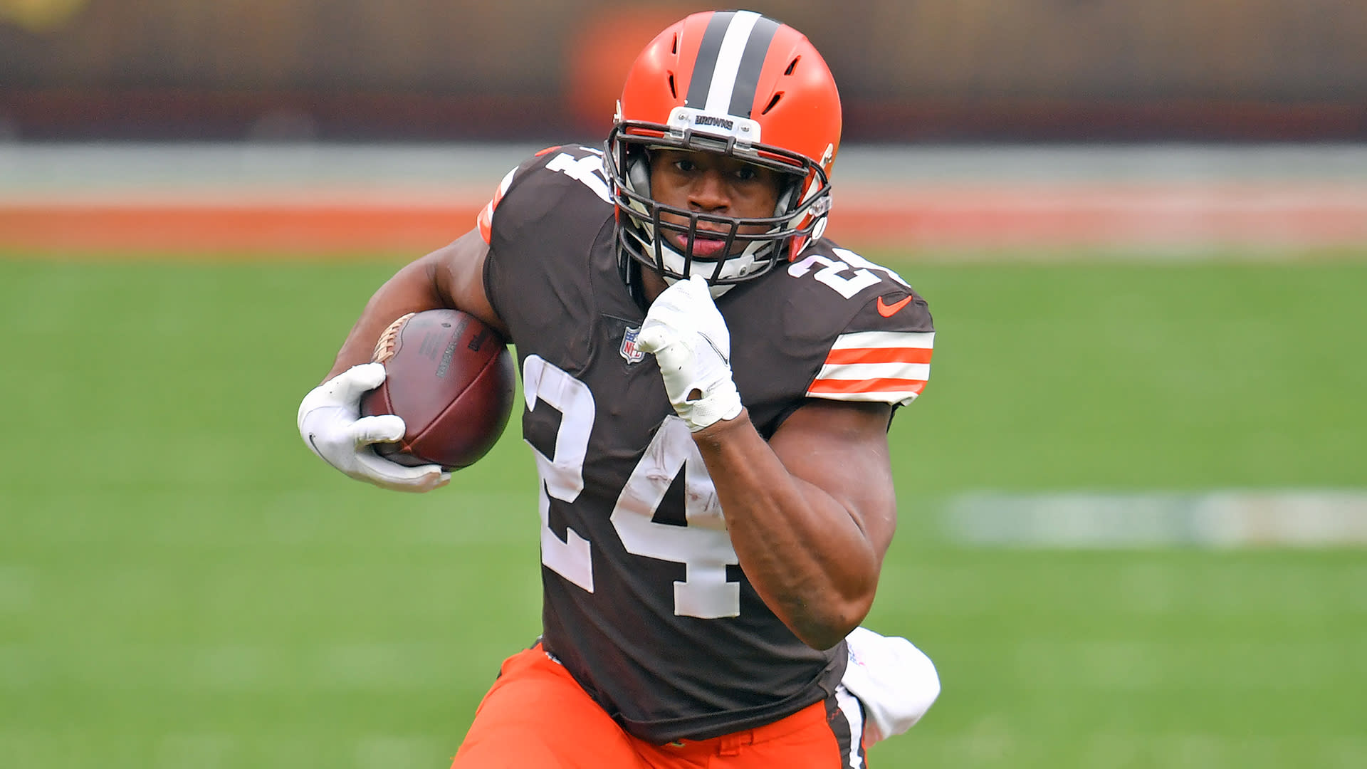 Nick Chubb signs his 3-year contract extension with the Browns