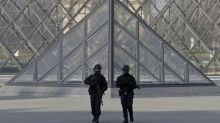 Atacante del Louvre se niega a hablar con investigadores franceses: fuente