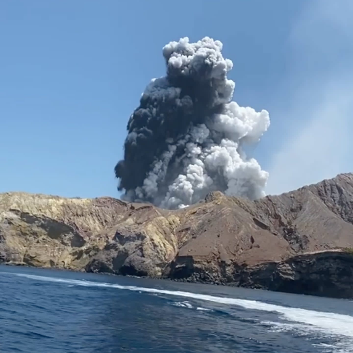 white island tour eruption