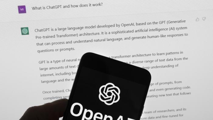 El logotipo de OpenAI se ve en un teléfono móvil frente a la pantalla de una computadora que muestra la salida de ChatGPT, el martes 21 de marzo de 2023, en Boston. (Foto AP/Michael Dwyer)
