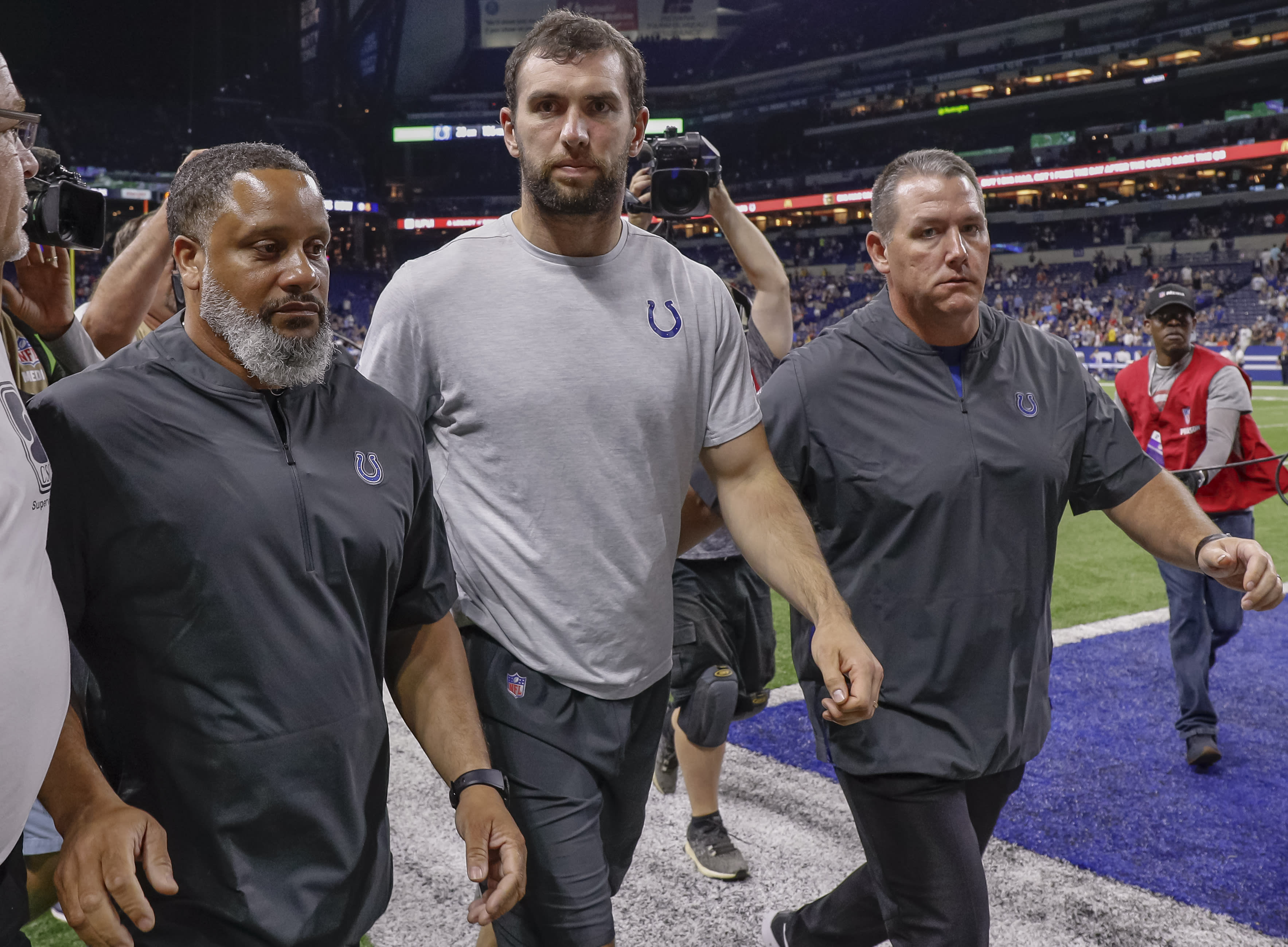 Colts quarterback Andrew Luck surprises third-grade class