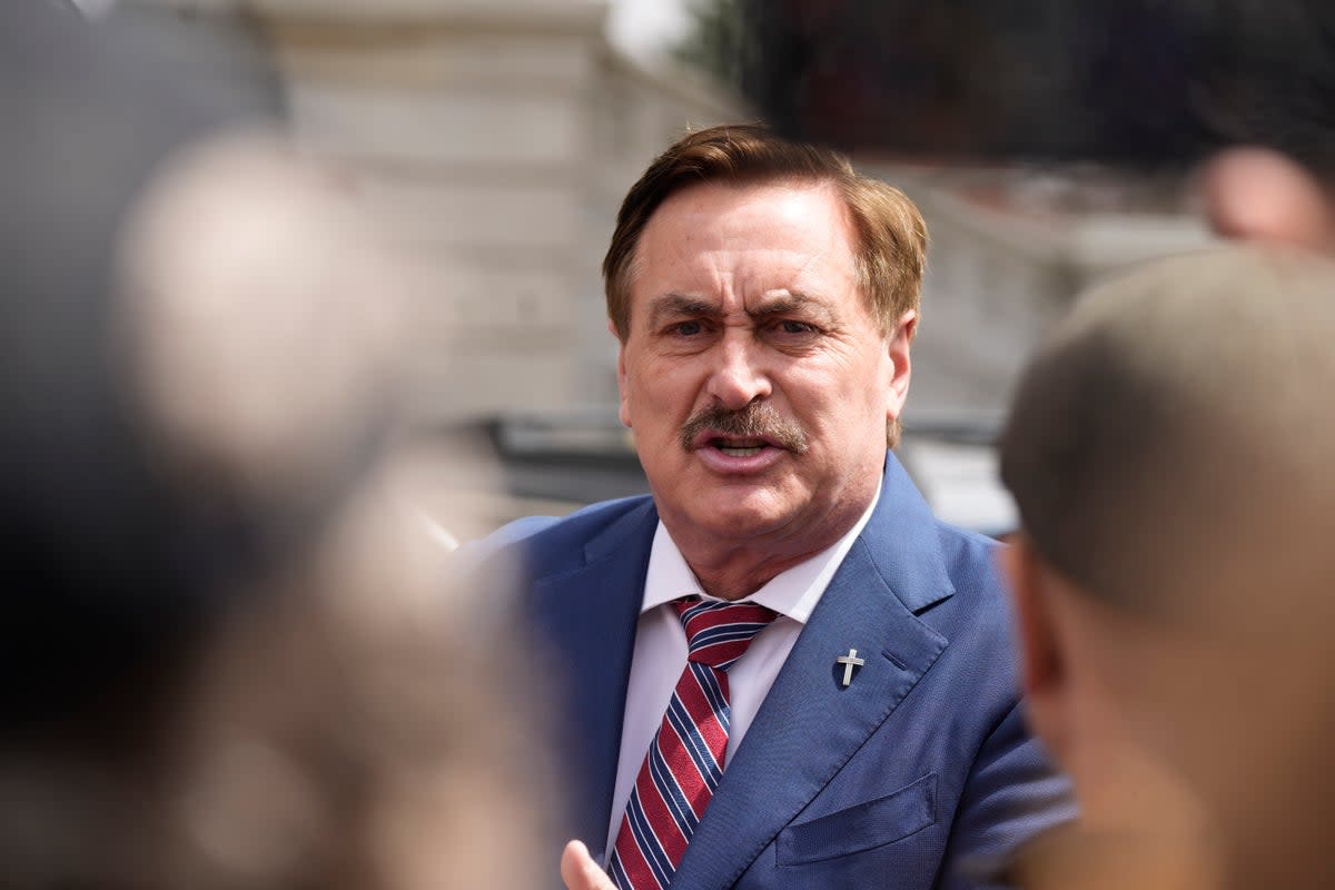 Le théoricien du complot pro-Trump Mike Lindell dit que le FBI a saisi son téléphone dans un fast-food