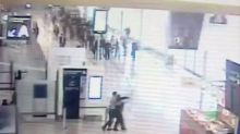 Exclusiva AP: Video muestra ataque a mujer soldado en Orly