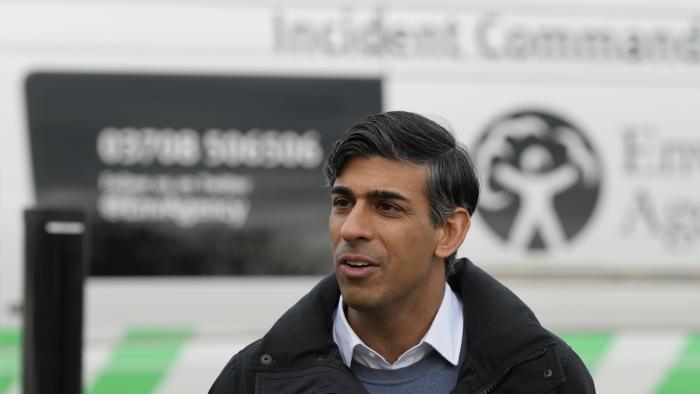 Britain's Prime Minister Rishi Sunak speaks to members of the Environment Agency as he looks at flood defences during a visit to Oxford, England, Sunday, Jan. 7, 2024. Britain was hit by heavy rainfall last week following storm Henk, which led to flooding in parts of the UK. (AP Photo/Frank Augstein, Pool)