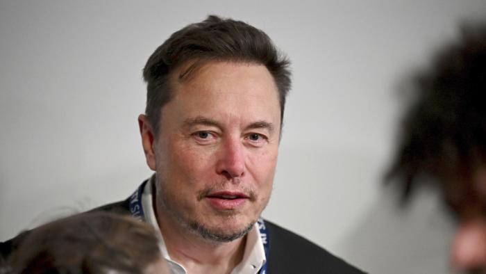 Archivo - El director general de Tesla, Elon Musk, asiste a la primera sesión plenaria de la Cumbre de Seguridad de la IA en Bletchley Park, el 1 de noviembre de 2023 en Bletchley, Inglaterra. (Leon Neal/Pool Foto via AP, Archivo)