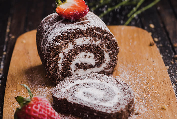 Cyril Lignac Devoile Sa Recette De La Buche De Noel Au Chocolat Et Creme Vanille Un Dessert Hautement Gourmand