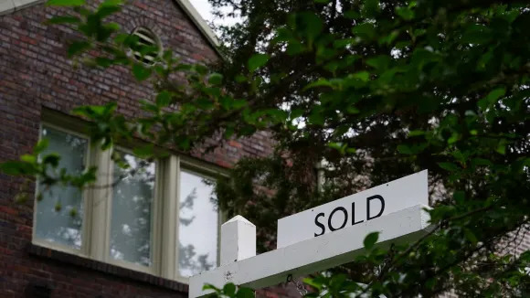 Homeowners hesitant to sell, enter new mortgage: Economist