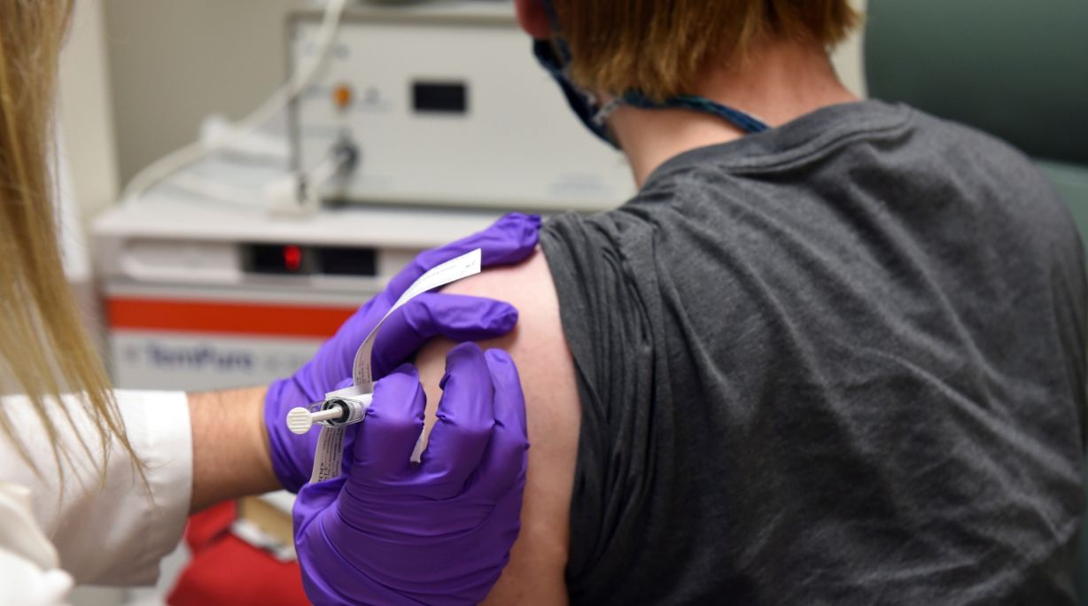 英国招募年轻志愿者感染新冠病毒 寻求加快疫苗研发