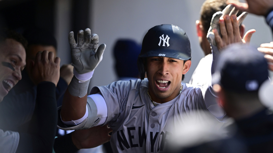 Associated Press - Oswaldo Cabrera de los Yankees de Nueva York es felicitado en el dugout tras batear un jonrón de dos carreras frente al relevista de los Guardianes de Cleveland Nick Sandlin en la sexta entrada del primer juego de la doble cartelera del sábado 13 de abril del 2024. (AP Foto/David Dermer)