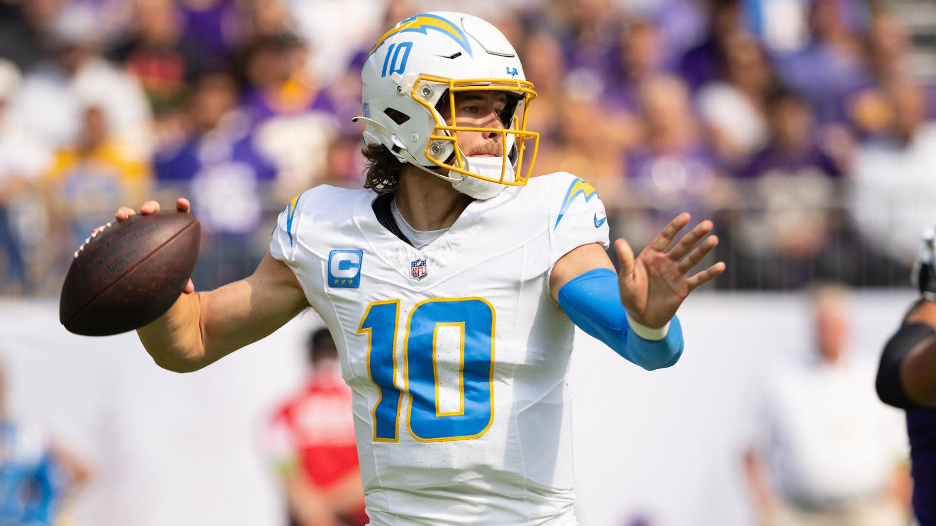 Vikings fall to 0-3 as bounces don't go their way in a 28-24 loss to the  Chargers