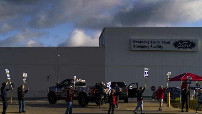 LOUISVILLE, KENTUCKY - OCTOBER 14: Factory workers and UAW union members form a picket line outside the Ford Motor Co. Kentucky Truck Plant in the early morning hours on October 14, 2023 in Louisville, Kentucky. UAW leadership announced that the Kentucky Truck Plant would be the latest automotive manufacturing facility to join the nationwide strike. (Photo by Michael Swensen/Getty Images)