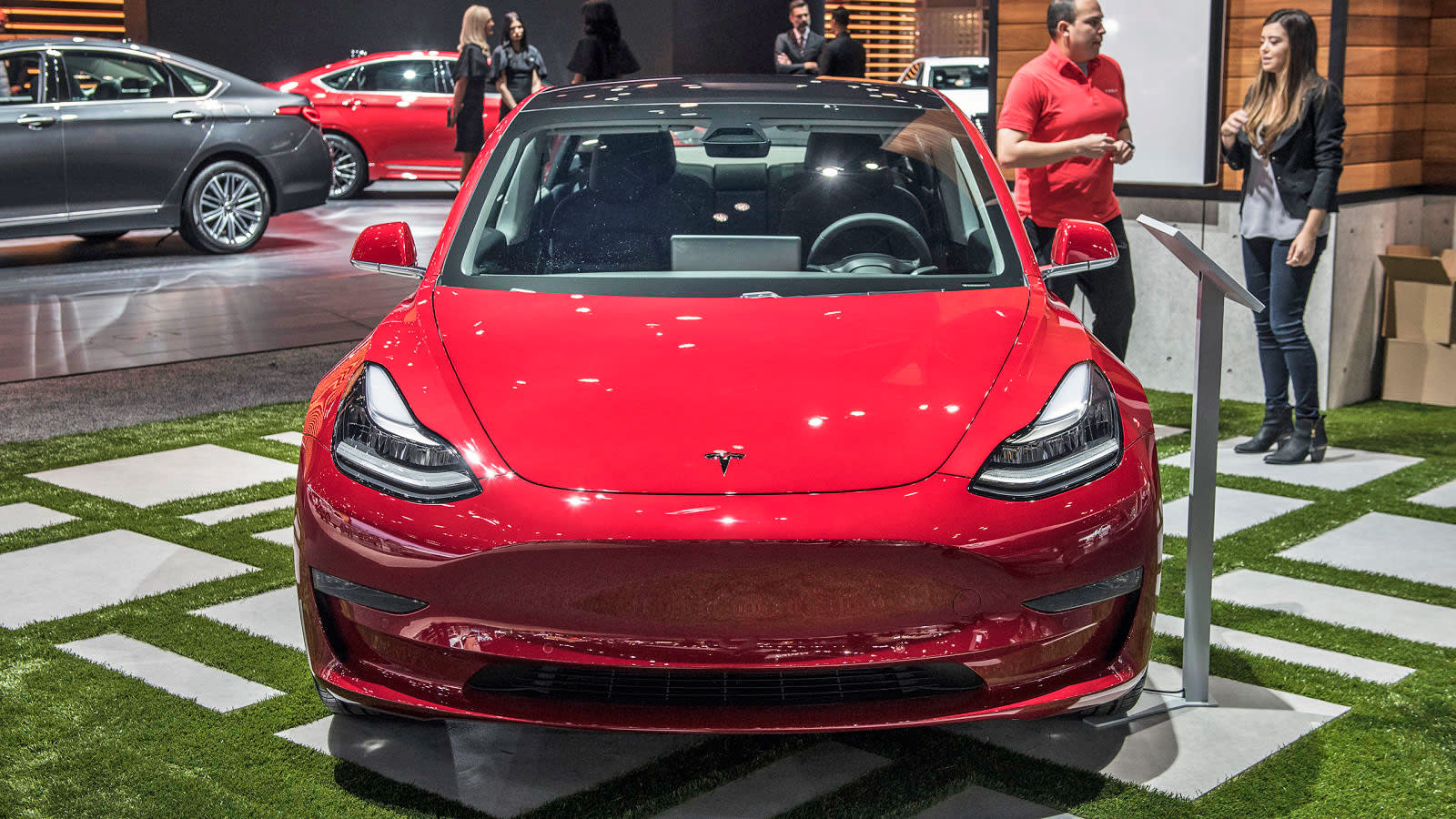 Nieuwe betekenis spier chirurg Tesla's Model 3 catches up on Autopilot and WiFi features | Engadget