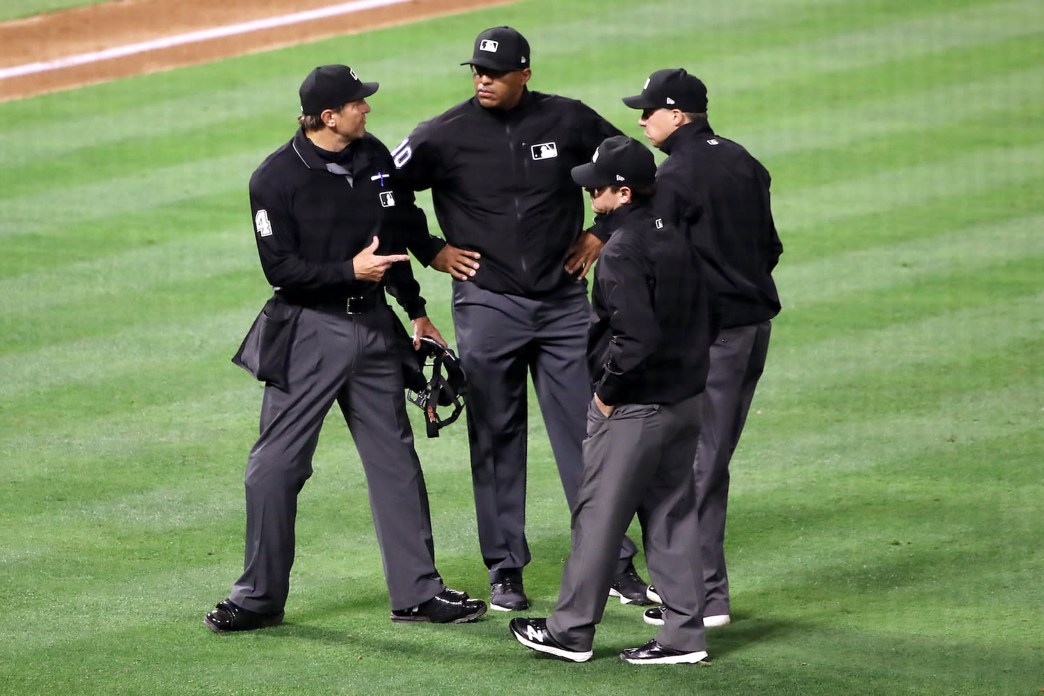 FTX Strikes Sponsorship Deal With MLB, Umpires to Wear ...