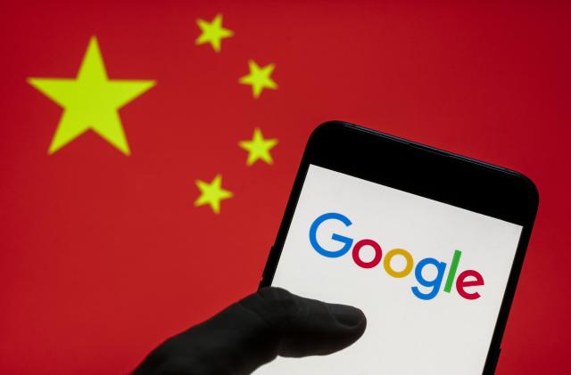 CHINA - 2021/03/28: In this photo illustration the American multinational technology company and search engine Google logo seen on an Android mobile device with People's Republic of China flag in the background. (Photo Illustration by Budrul Chukrut/SOPA Images/LightRocket via Getty Images)