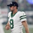 Aaron Rodgers rejoins Jets teammates for Sunday night game vs. Chiefs