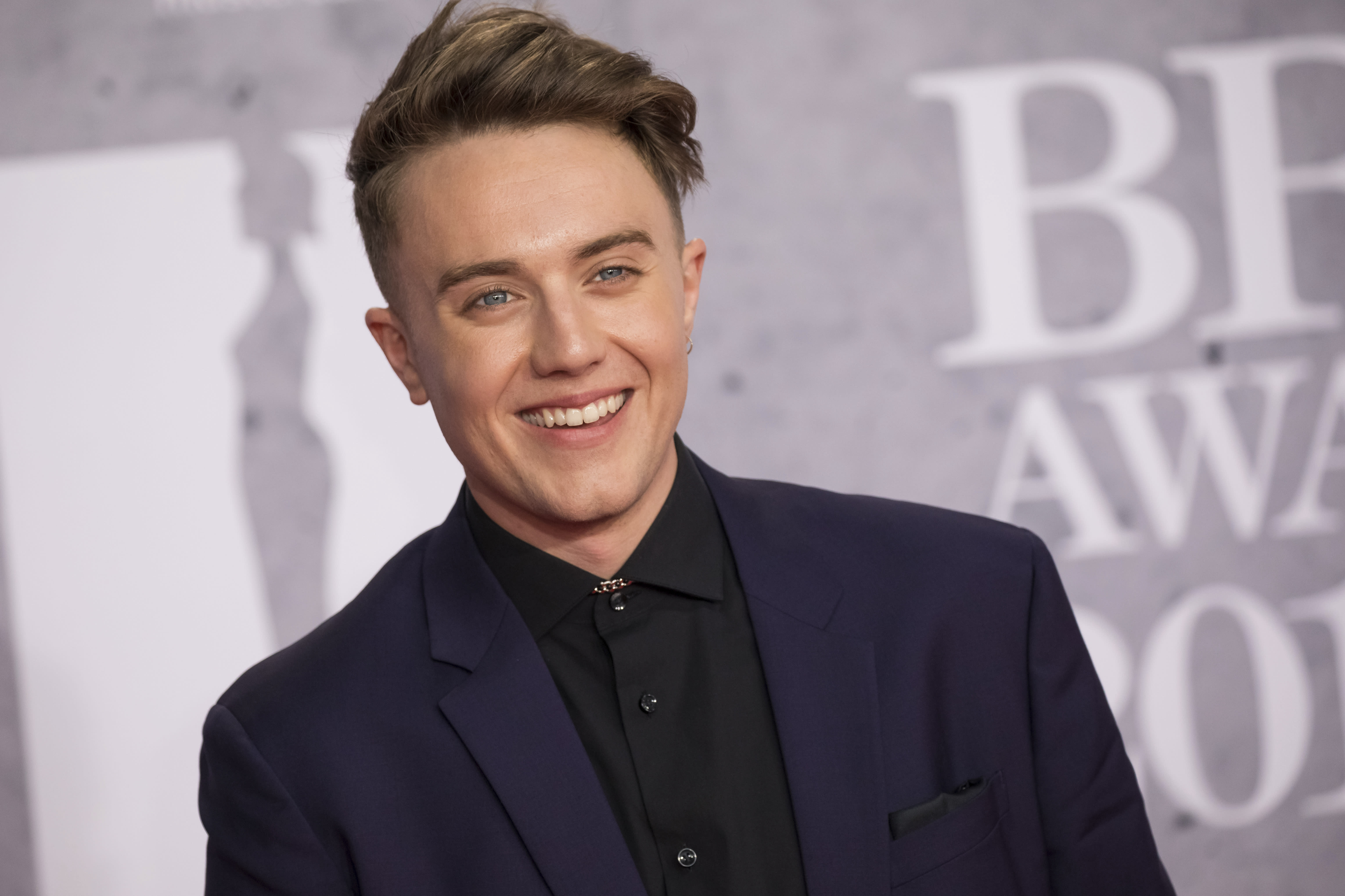 Roman Kemp shows off ripped abs after 12 week fitness ...