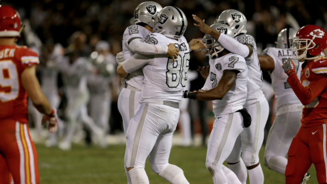 Raiders beat the Chiefs, 31-30, with a crazy finish