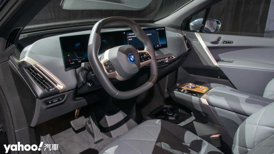 全新一體式懸浮曲面螢幕與六角造型多功能方向盤，搭配BMW iDrive 8.0使用者介面，營造出更直觀的操作介面。 - 6