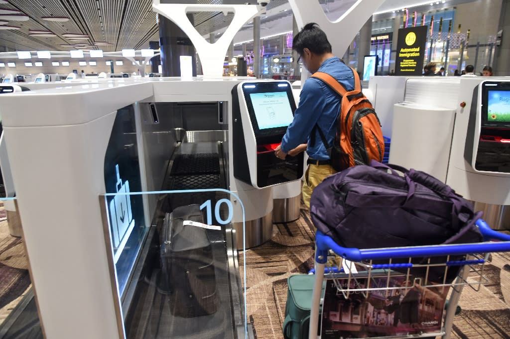 changi airport store luggage