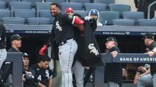 White Sox' Eloy Jiménez out 3-5 days with calf strain