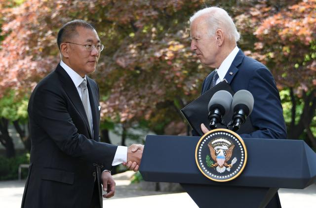 Hyundai executive chairman Euisun Chung shaking hands with US President Joe Biden. 