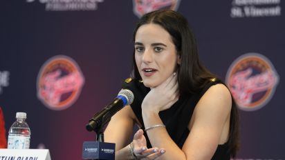 Yahoo Sports - Gregg Doyel flashed a heart sign at Caitlin Clark at her introductory press conference on Wednesday afternoon to kick off an incredibly strange