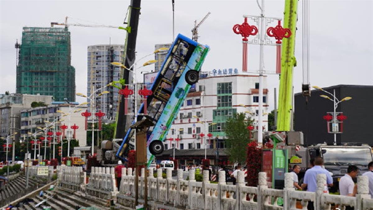 超多疑點 公車衝入水庫釀21亡生還者曝最後情況