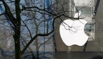 FILE PHOTO: An Apple logo is seen at the entrance of an Apple Store in downtown Brussels, Belgium March 10, 2016.   REUTERS/Yves Herman/File Photo