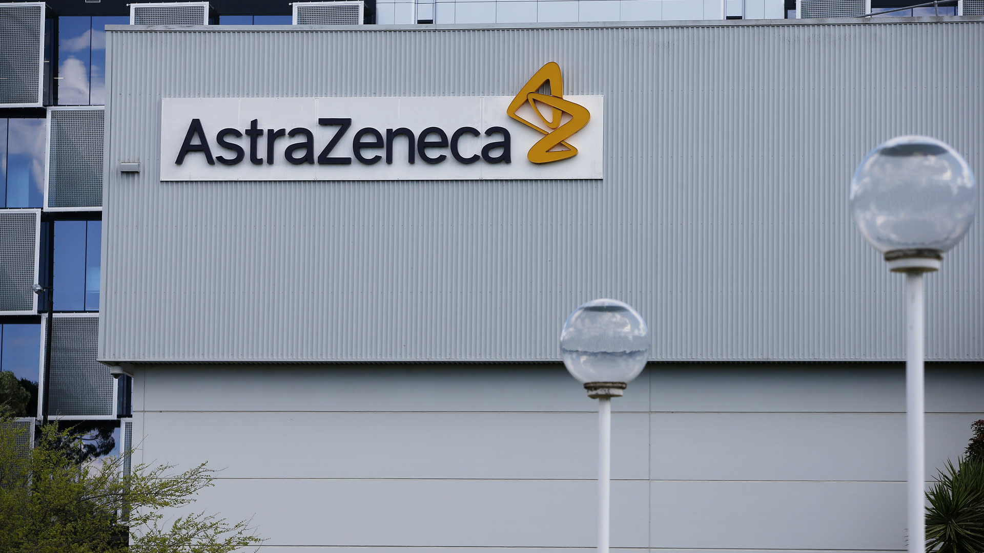 Doctor weighs in on AstraZeneca pausing its coronavirus ...