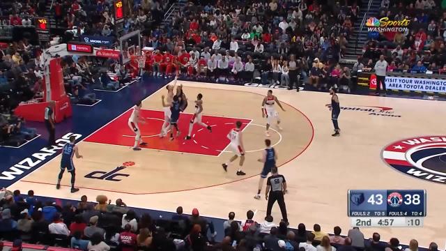 Tyus Jones with an assist vs the Washington Wizards