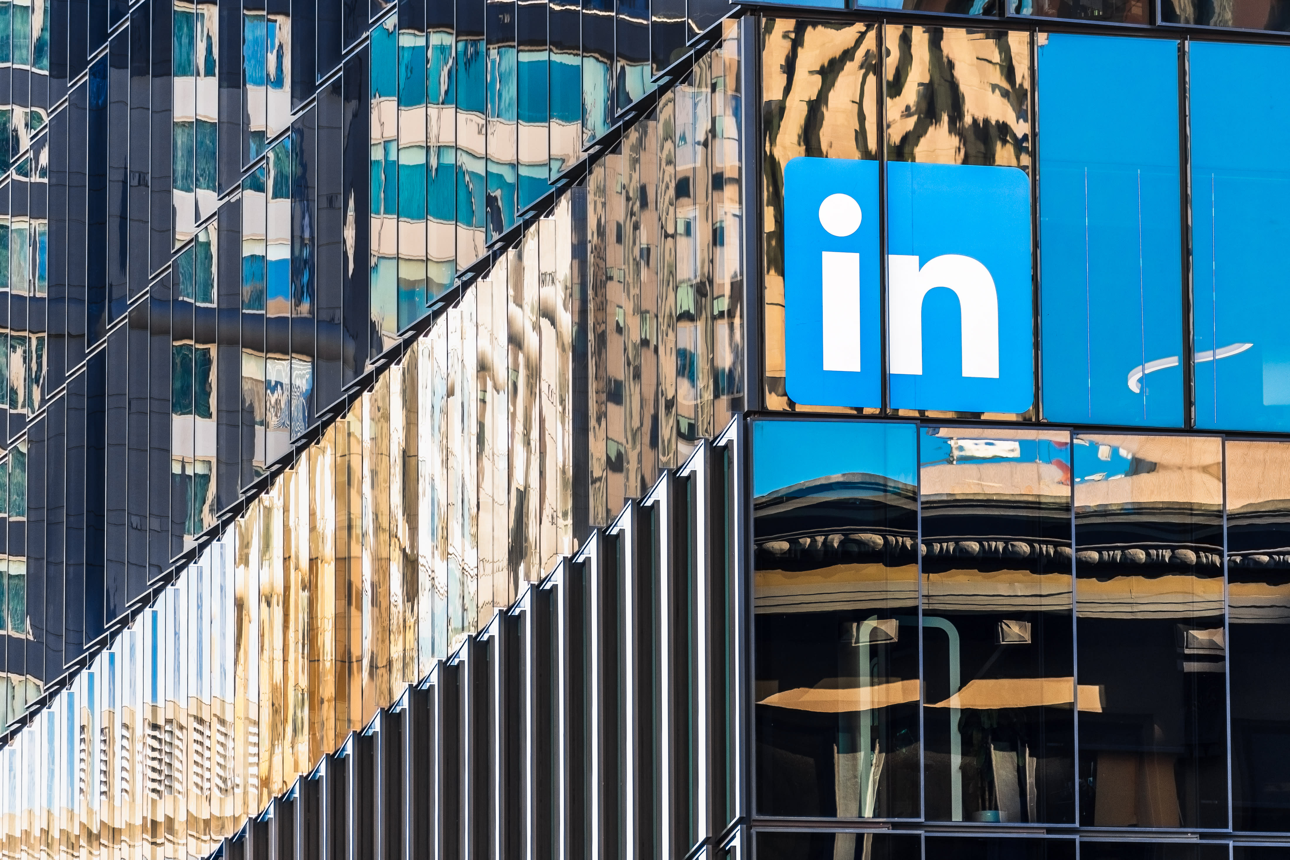 LinkedIn stops collecting tracking data before iOS 14 changes