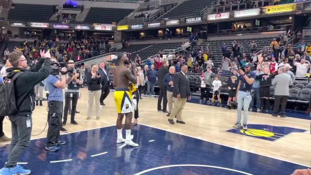 Lance Stephenson gives away his game-worn Pacers jersey after Indiana's last home game