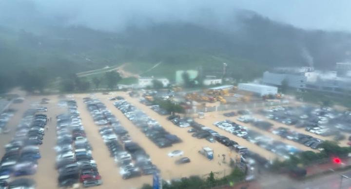 暴雨傳出災情 港擬發黑色警告