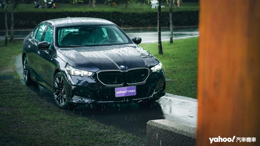 2024 BMW i5 M60 xDrive試駕，不吃草又很會跑的超現實之作！ - 2