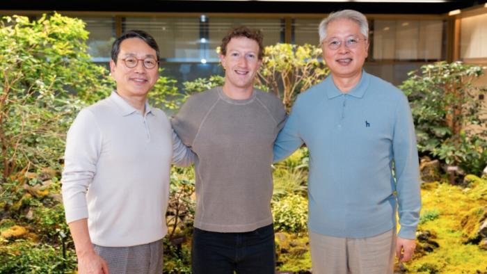 Mark Zuckerberg hanging out with the LG CEO William Cho. 