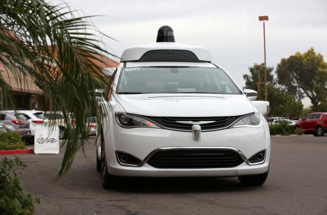 A Waymo Chrysler Pacifica Hybrid self-driving vehicle approaches during a demonstration in Chandler, Arizona, November 29, 2018. Picture taken November 29, 2018. REUTERS/Caitlin O’Hara