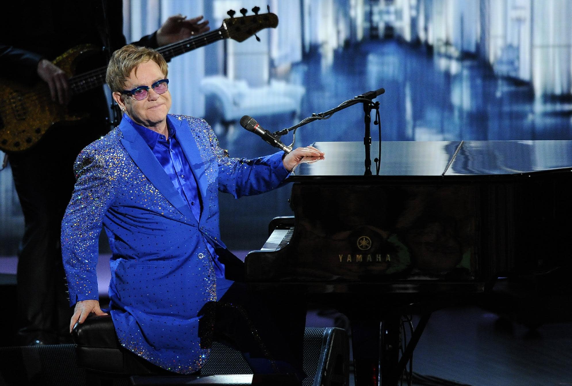 Зарубежные пародии. Элтон Джон. Elton John 2013. Элтон Джон за пианино. Элтон Джон в молодости за роялем.