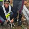 Cucciola abbandonata legata a guardrail, polizia la salva e adotta