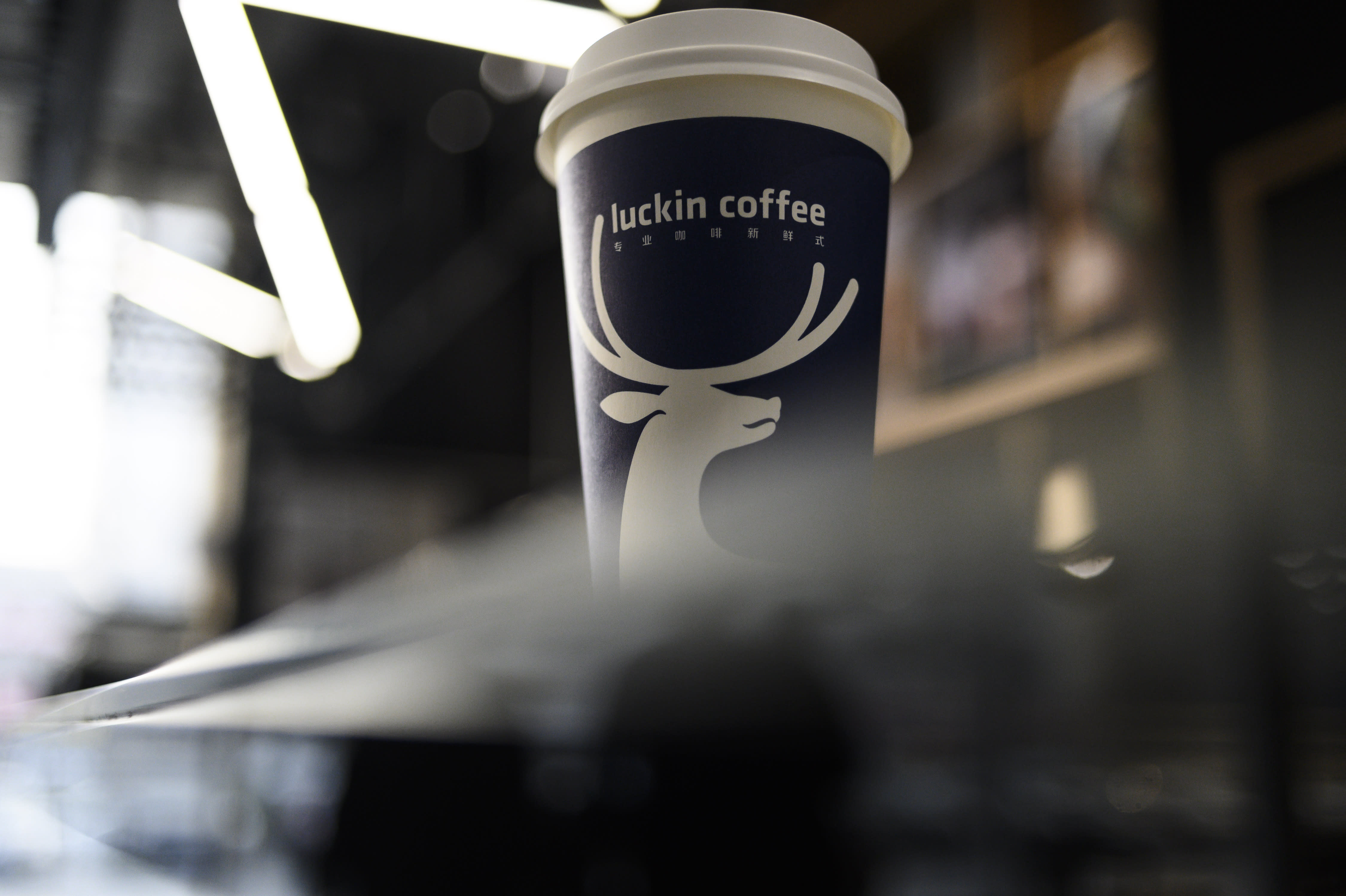 Перестаем кофе. Luckin. Конкуренты Старбакс. Luckin Coffee and Starbucks. Luckin Coffee logo.