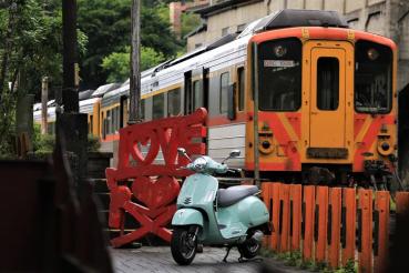 壹蘋試駕｜走吧！一個人與Vespa GTS 300 Classic的小旅行　桐花、鐵道與「它」的文化啟發