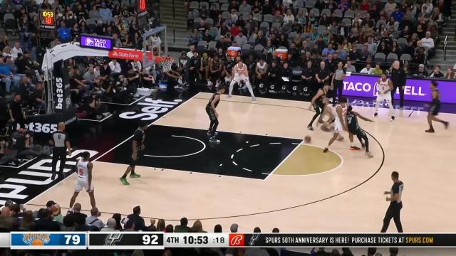 Evan Fournier with a 2-pointer vs the San Antonio Spurs