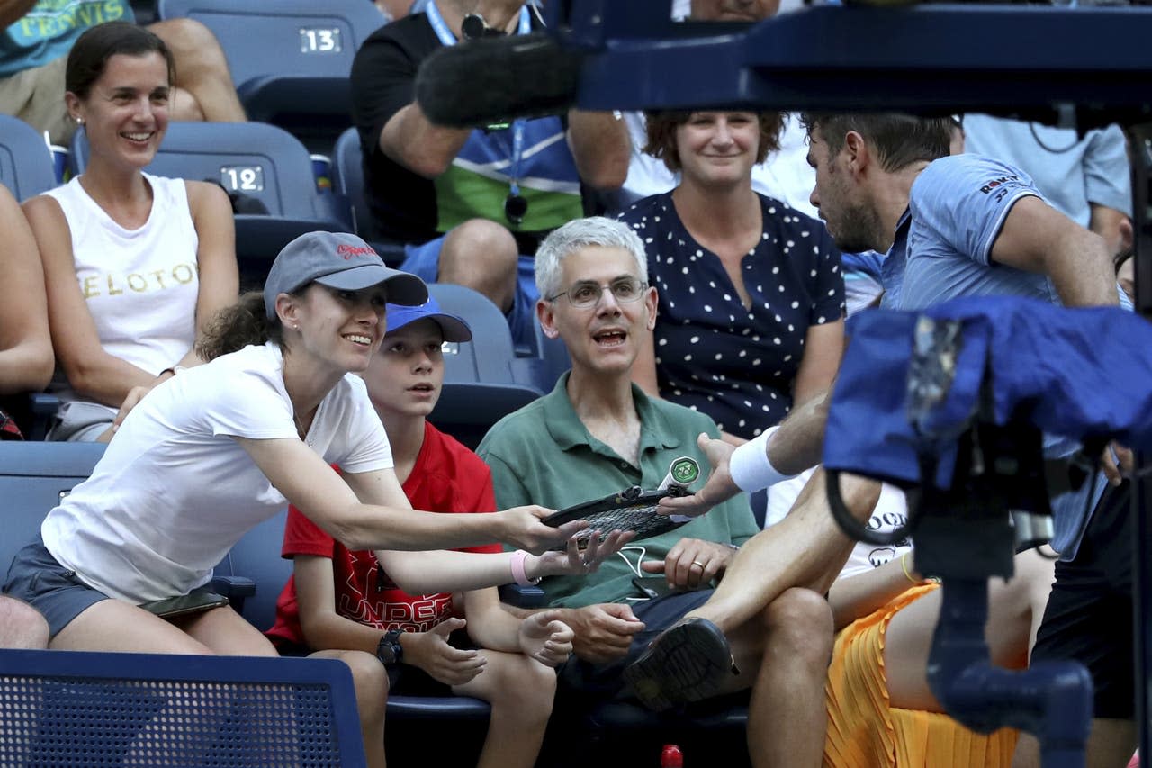 Wawrinka Le Regalo Una Raqueta Rota A Un Nino Federer Esta Harto Y Cuando Juega Schwartzman