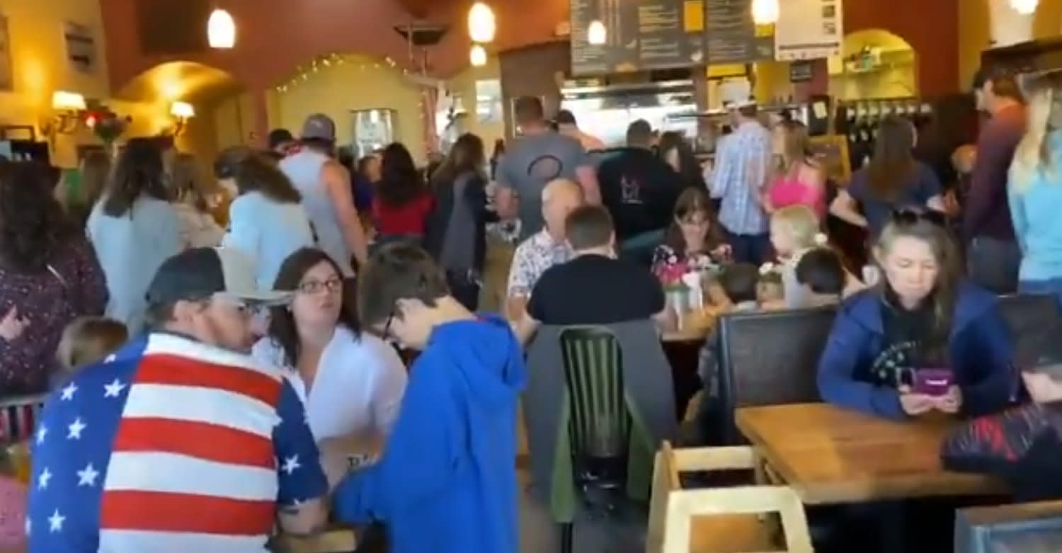  Coronavirus  US restaurant  defies rules with packed crowds