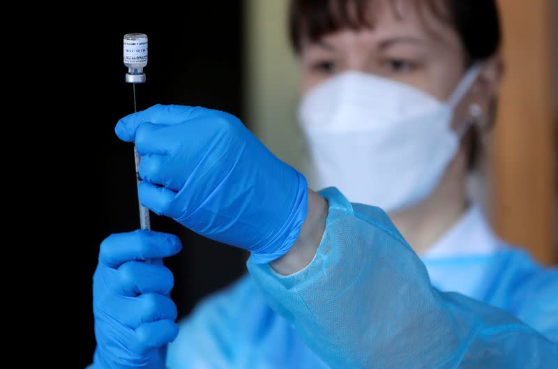 AstraZeneca, Czechs discuss extra vaccine, but sticking to EU deal