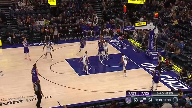 Harrison Barnes with a dunk vs the Utah Jazz