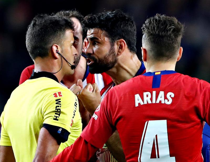 Diego Costa, indignado con Gil Manzano tras la expulsión (Foto: EFE).